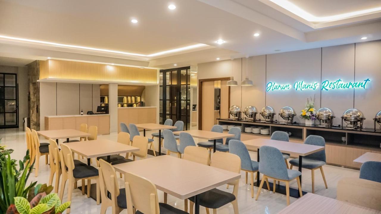 Front One King Hotel Tuban Tuban  Exterior photo