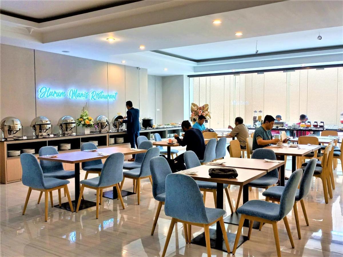 Front One King Hotel Tuban Tuban  Exterior photo