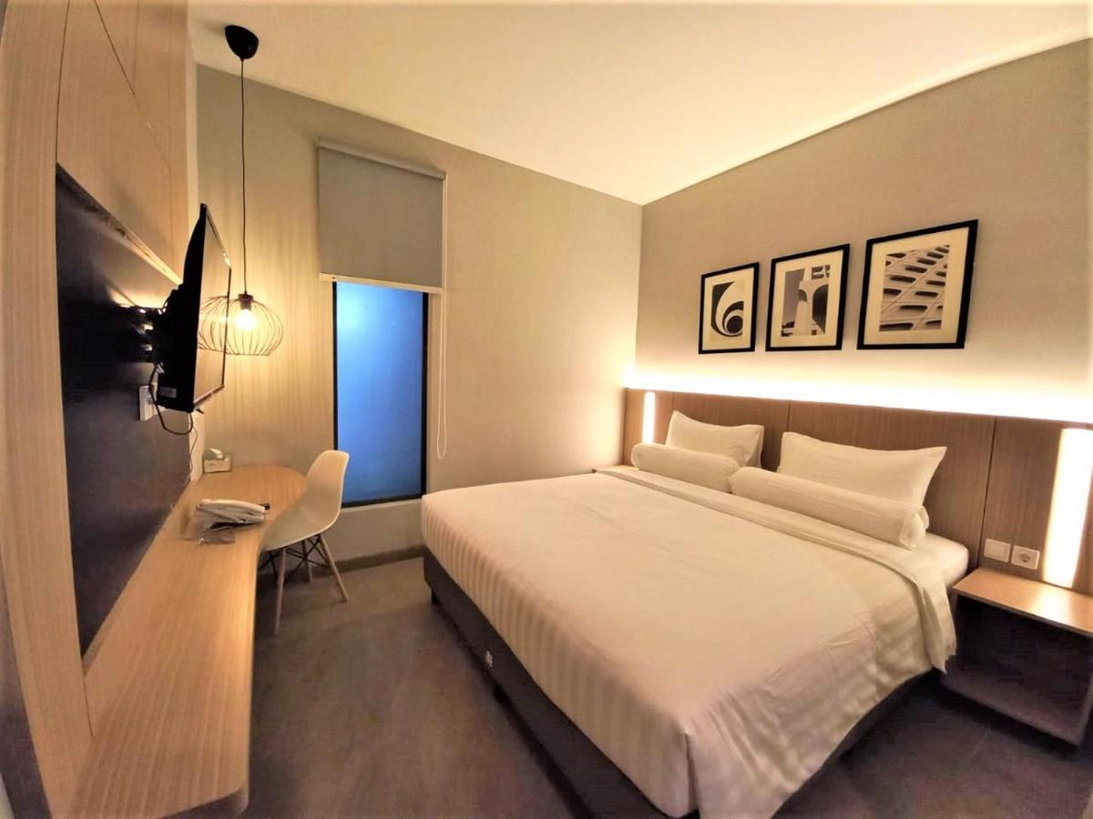 Front One King Hotel Tuban Tuban  Exterior photo