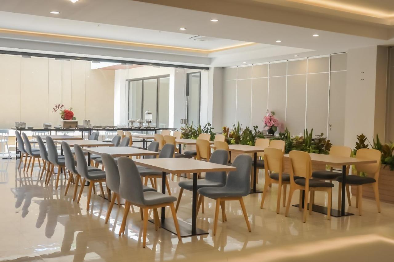 Front One King Hotel Tuban Tuban  Exterior photo