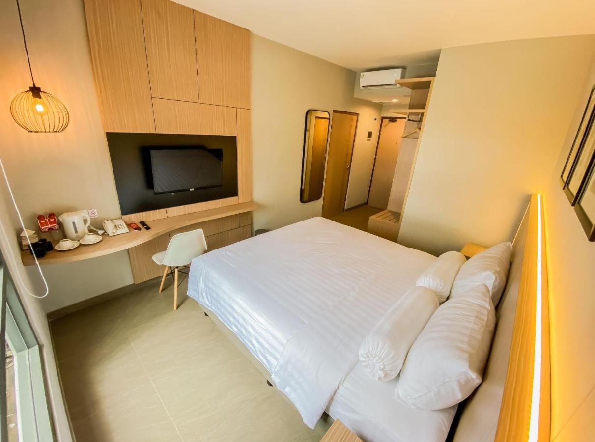 Front One King Hotel Tuban Tuban  Exterior photo