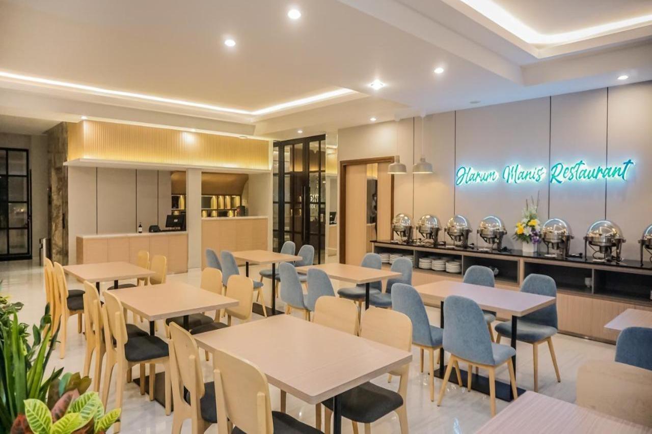 Front One King Hotel Tuban Tuban  Exterior photo