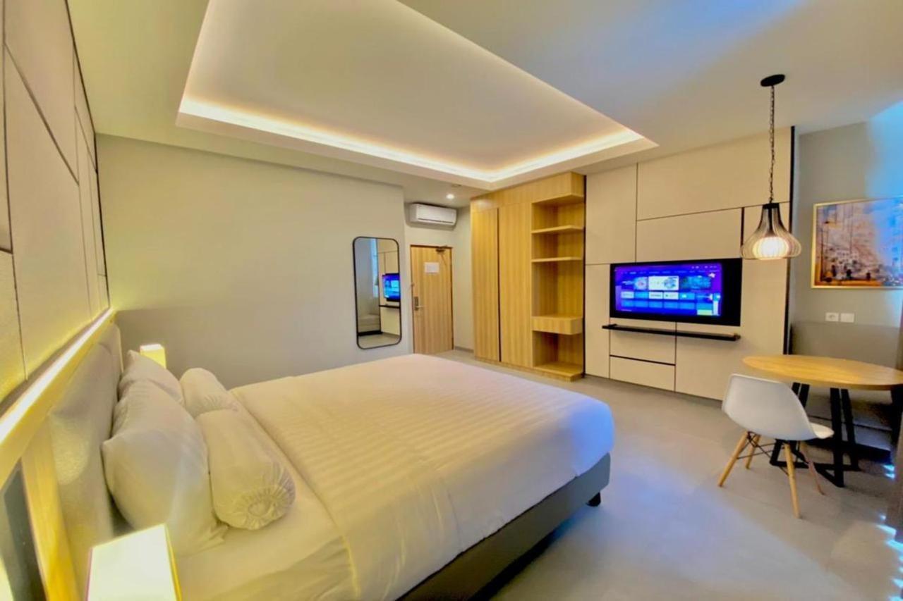 Front One King Hotel Tuban Tuban  Exterior photo