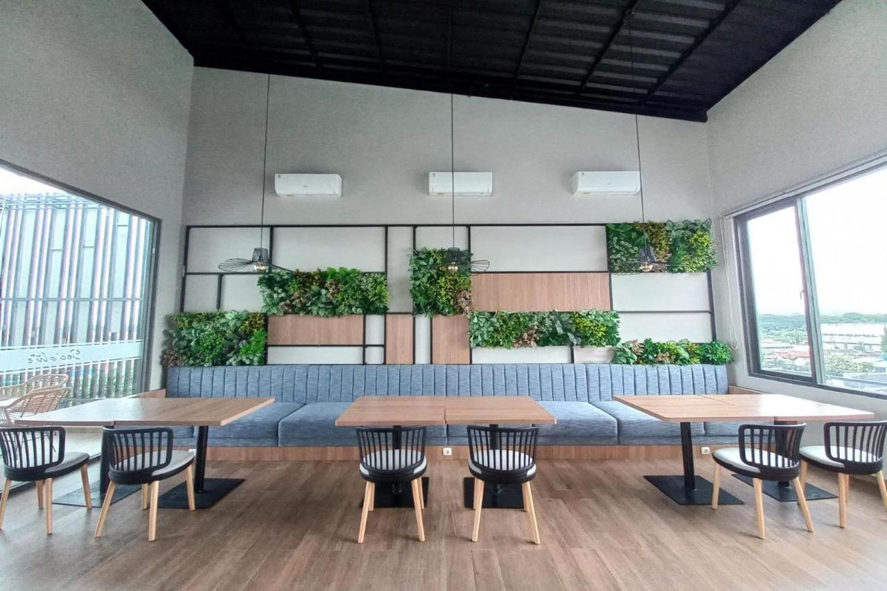Front One King Hotel Tuban Tuban  Exterior photo