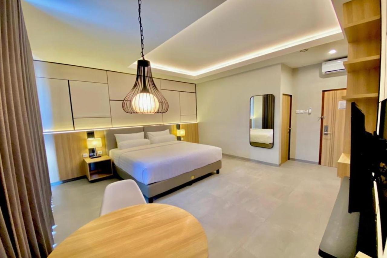 Front One King Hotel Tuban Tuban  Exterior photo